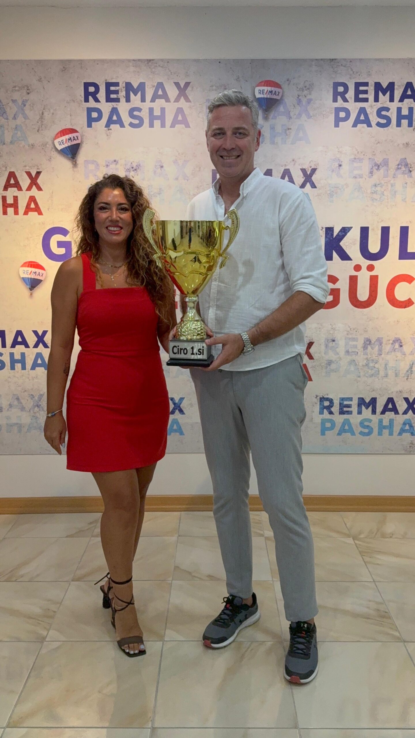 Güngör Gülgün, RE/MAX Pasha Ağustos 2026 ciro birinciliği ödülünü alırken