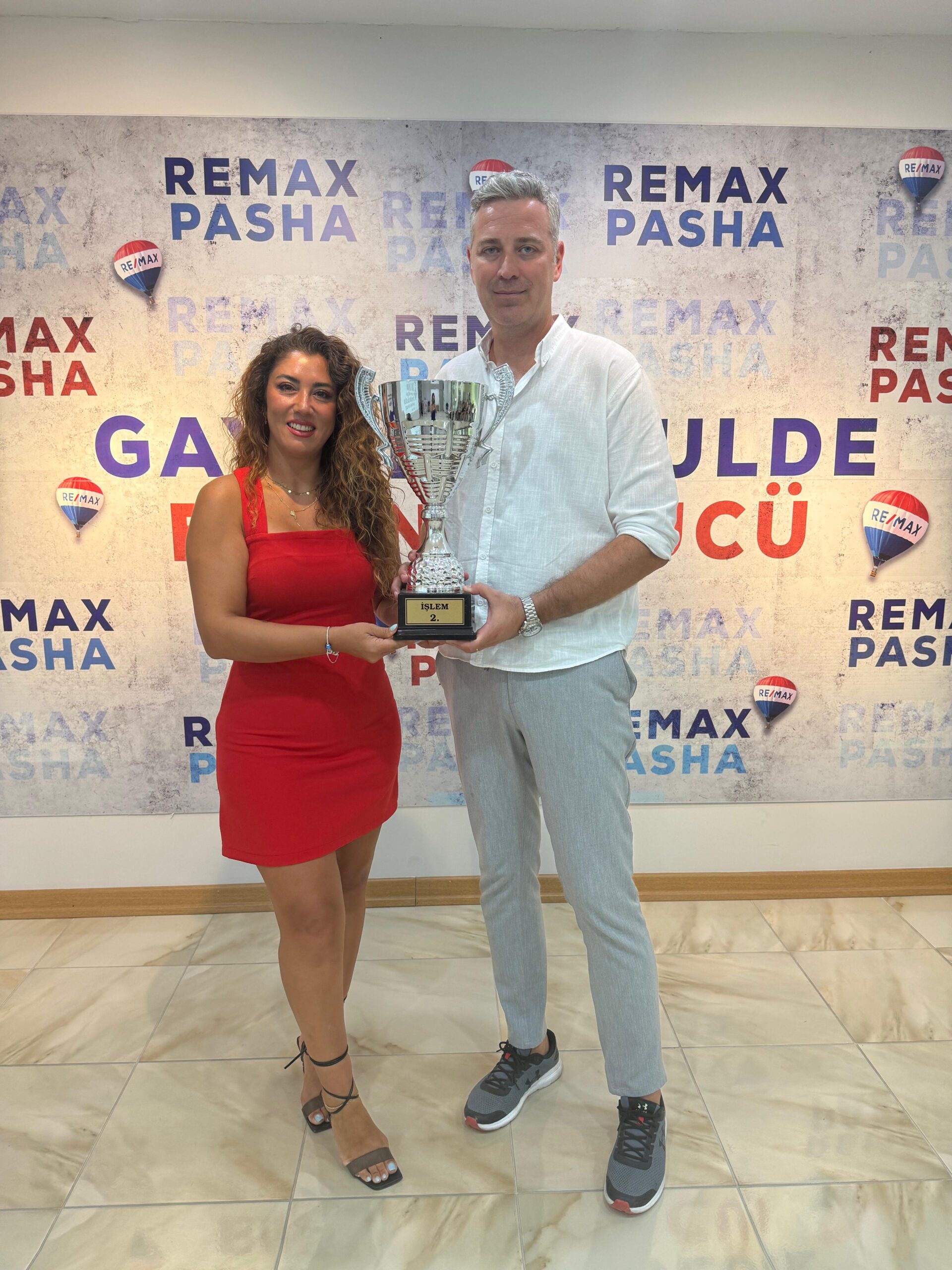 Güngör Gülgün, RE/MAX Pasha Ağustos 2026 işlem ikinciliği ödülünü alırken