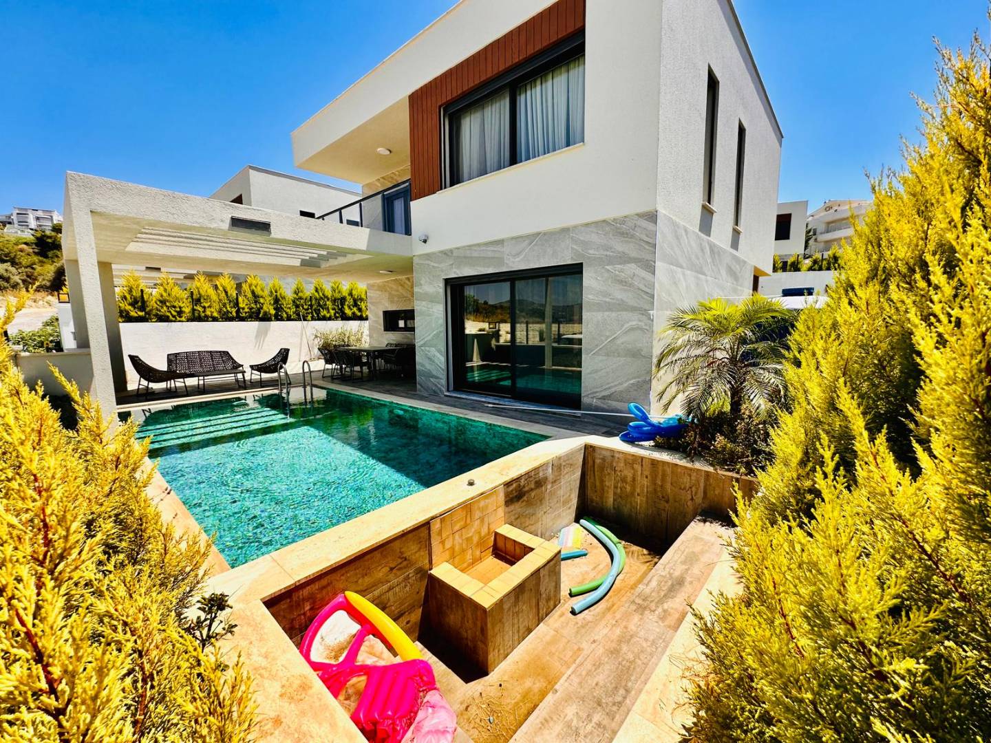 Karaova’da profesyonel sunuma uygun modern villa