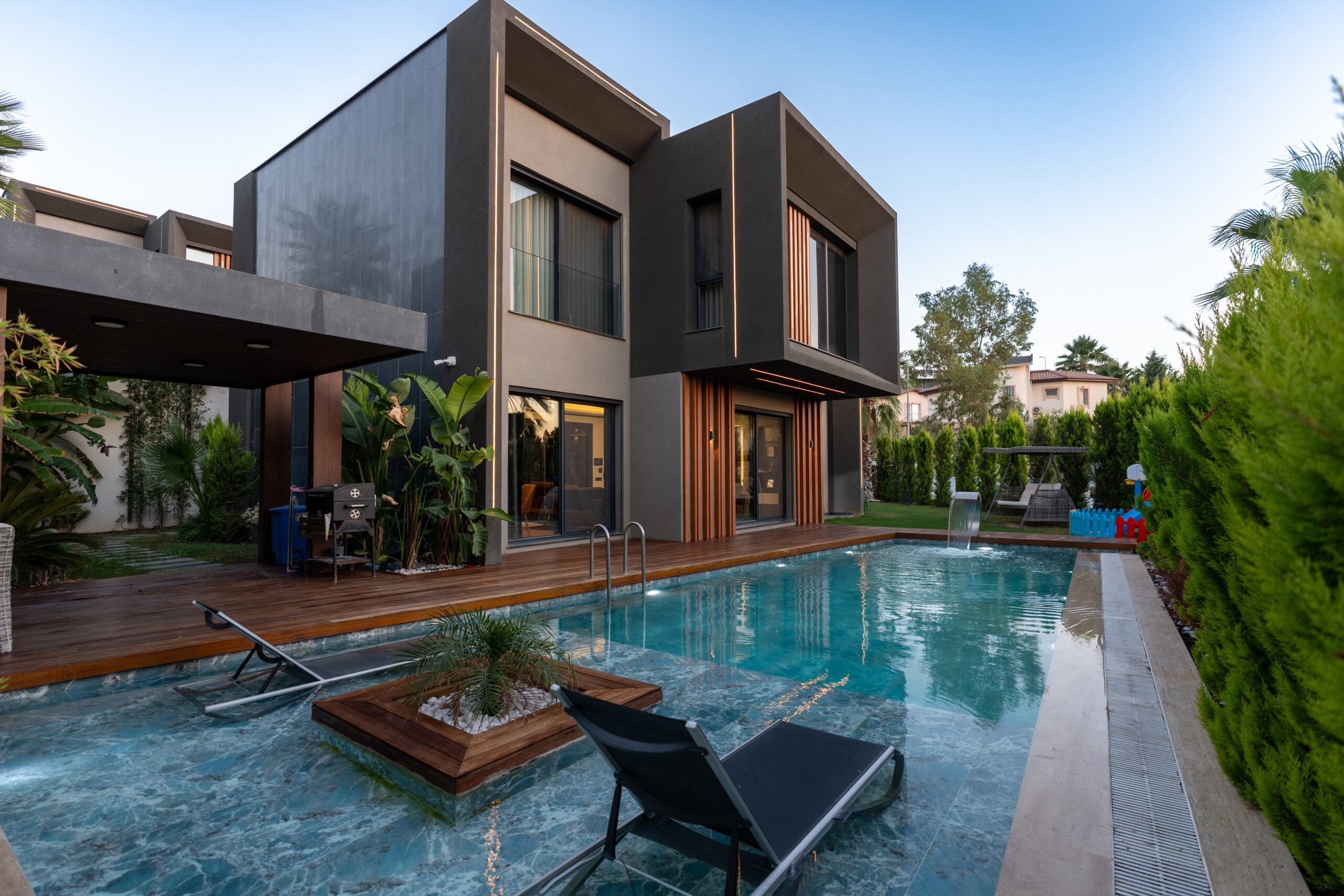 Karaova’da modern villa ve havuzlu konut