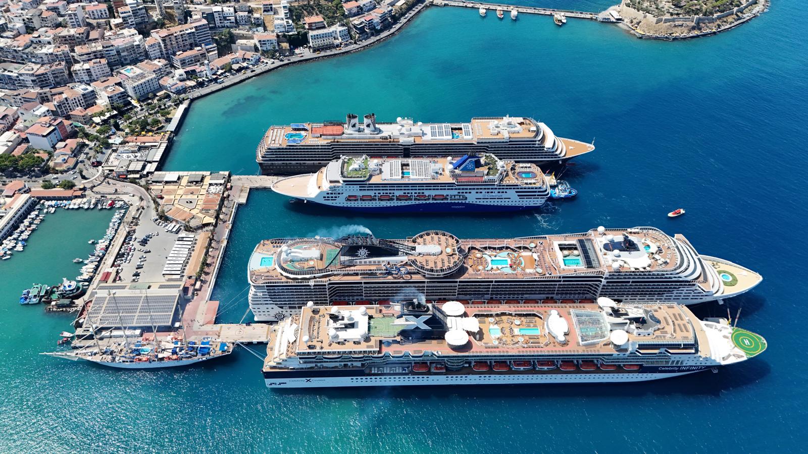 Kuşadası cruise limanı ve şehir merkezi hareketliliği